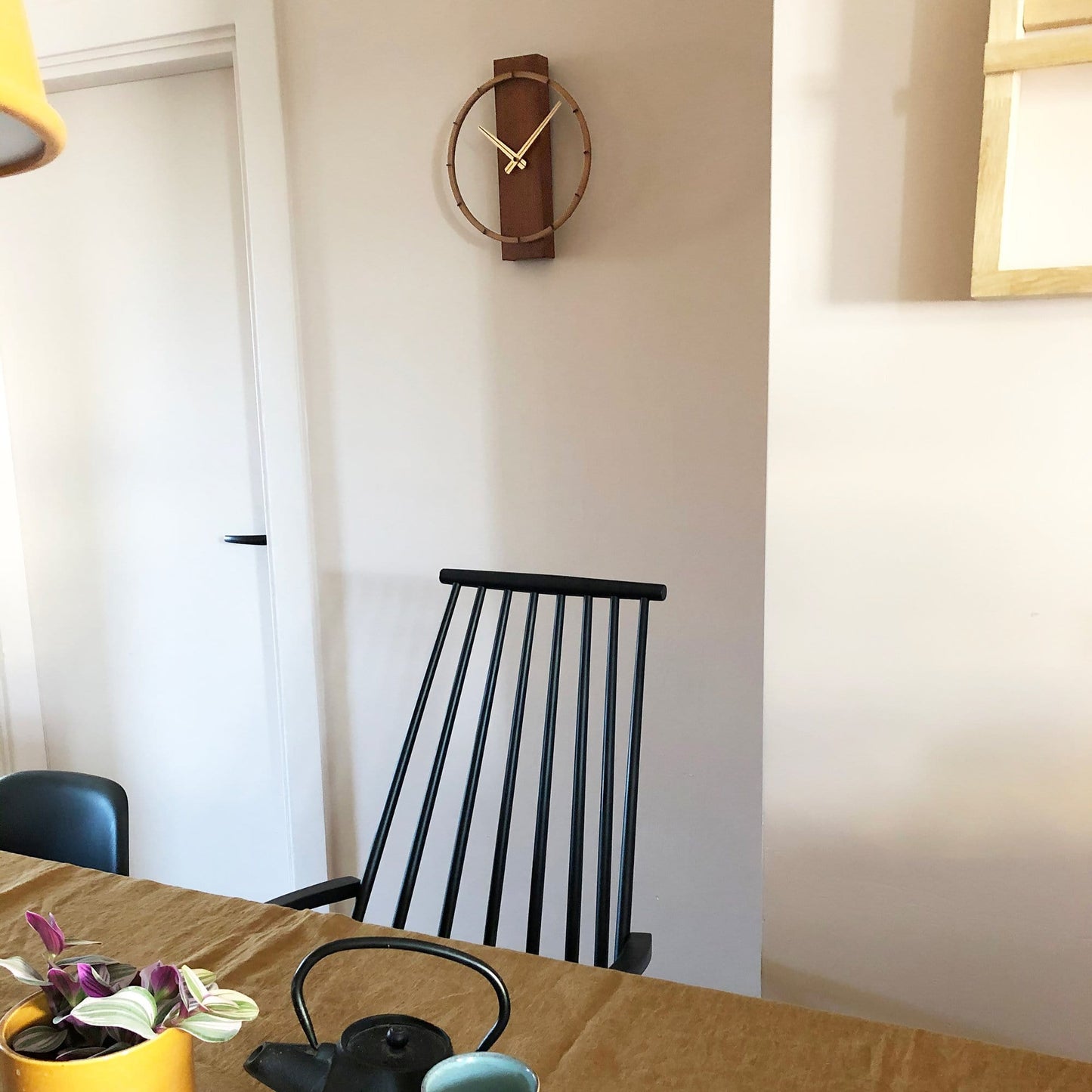 Blauwe llama-klok met cactus op houten plank