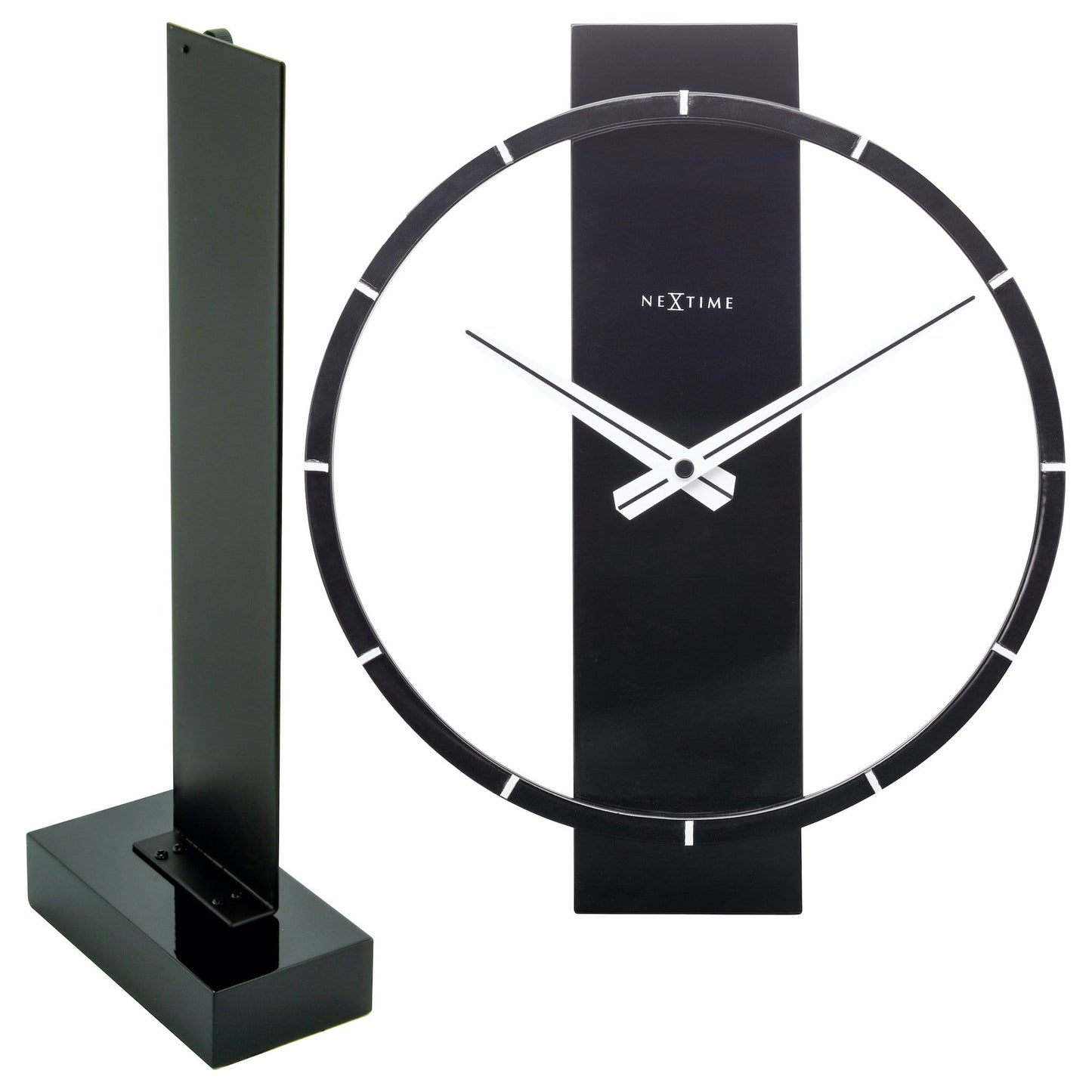 Een moderne, zwarte tafelklok van het merk Nextime met een minimalistisch ontwerp, witte wijzers en een glanzende, cirkelvormige rand. Perfect voor een stijlvolle woonkamer of kantoordecoratie.