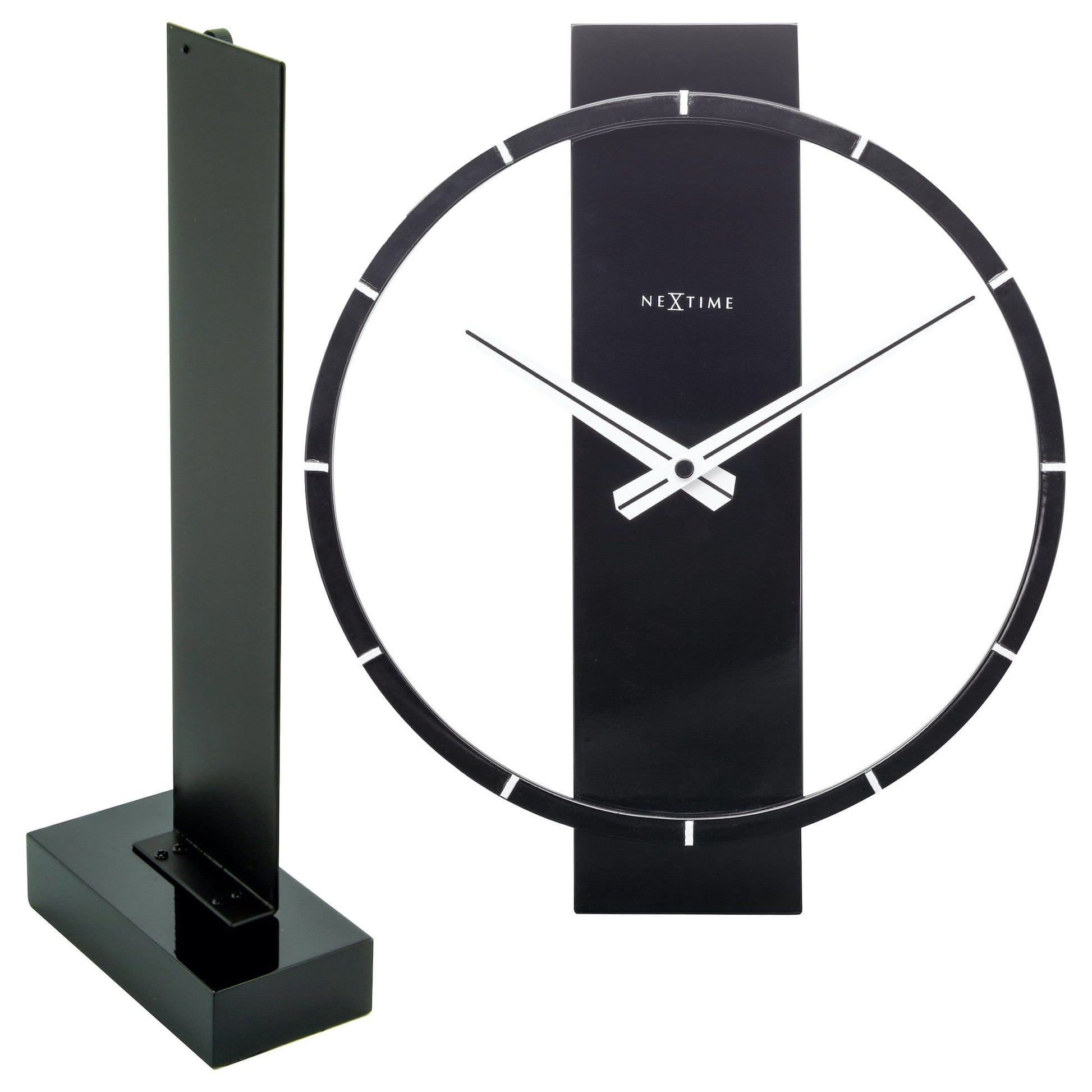 Een moderne, zwarte tafelklok van het merk Nextime met een minimalistisch ontwerp, witte wijzers en een glanzende, cirkelvormige rand. Perfect voor een stijlvolle woonkamer of kantoordecoratie.