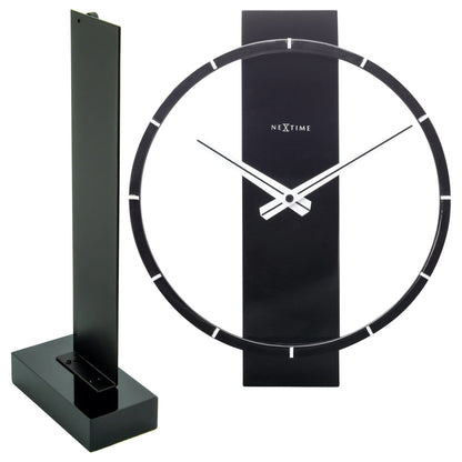 Een moderne, zwarte tafelklok van het merk Nextime met een minimalistisch ontwerp, witte wijzers en een glanzende, cirkelvormige rand. Perfect voor een stijlvolle woonkamer of kantoordecoratie.