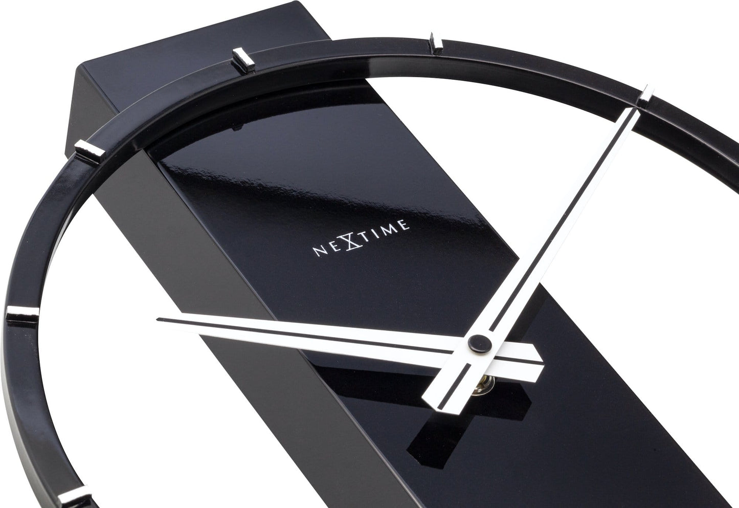 Een moderne, zwarte tafelklok van Nextime met een minimalistisch ontwerp, witte wijzers en een glanzend oppervlak. Perfect voor een stijlvolle woonkamer of kantoordecoratie.