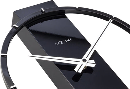 Een moderne, zwarte tafelklok van Nextime met een minimalistisch ontwerp, witte wijzers en een glanzend oppervlak. Perfect voor een stijlvolle woonkamer of kantoordecoratie.