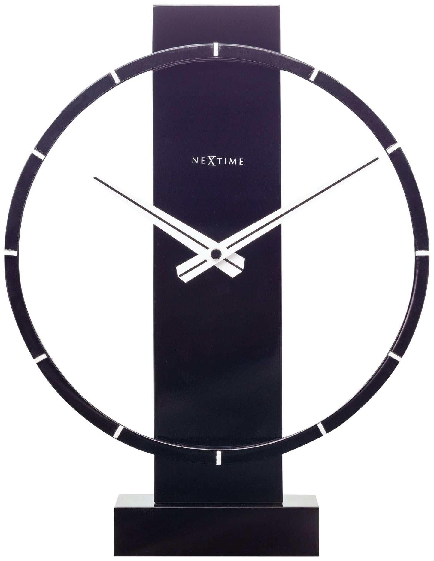 Een moderne, zwarte tafelklok van Nextime met een minimalistisch ontwerp, witte wijzers en een glanzend oppervlak. Perfect voor een stijlvolle woonkamer of kantoordecoratie.