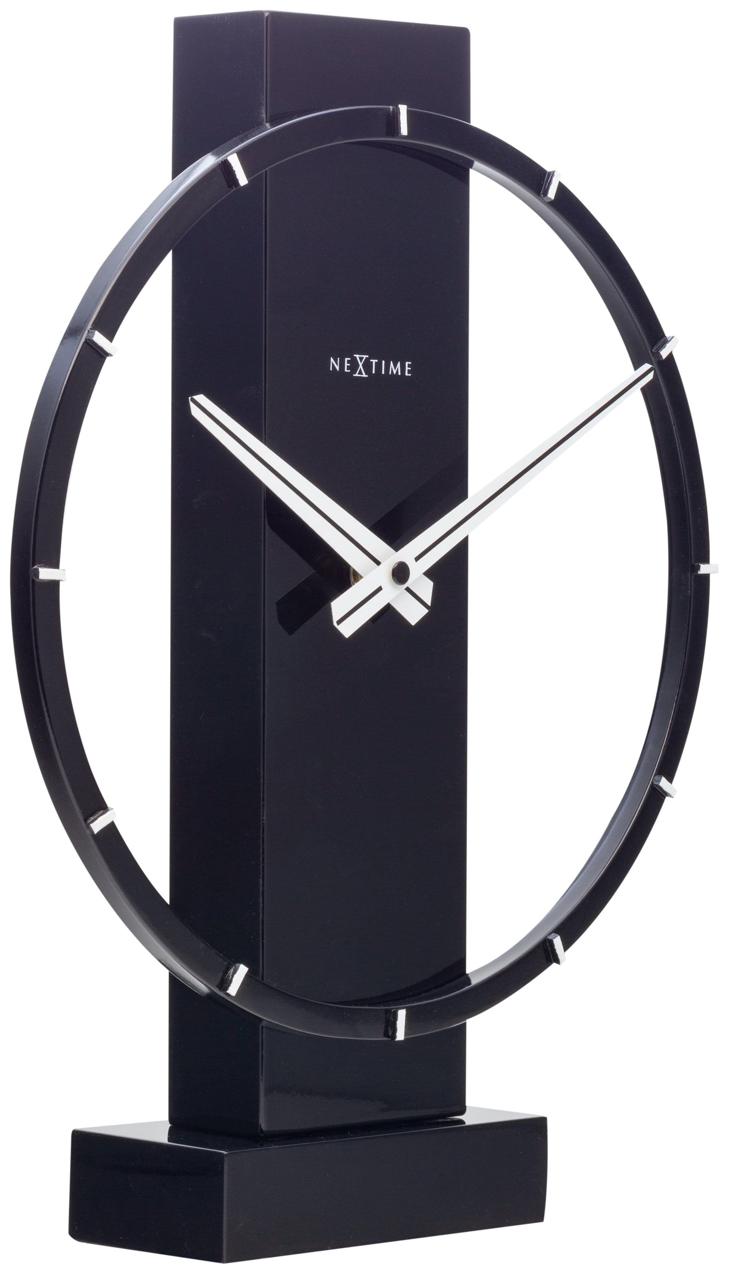 Een moderne, zwarte tafelklok van het merk Nextime met een minimalistisch ontwerp, witte wijzers en een glanzend oppervlak. Perfect voor een stijlvolle woonkamer of kantoordecoratie.