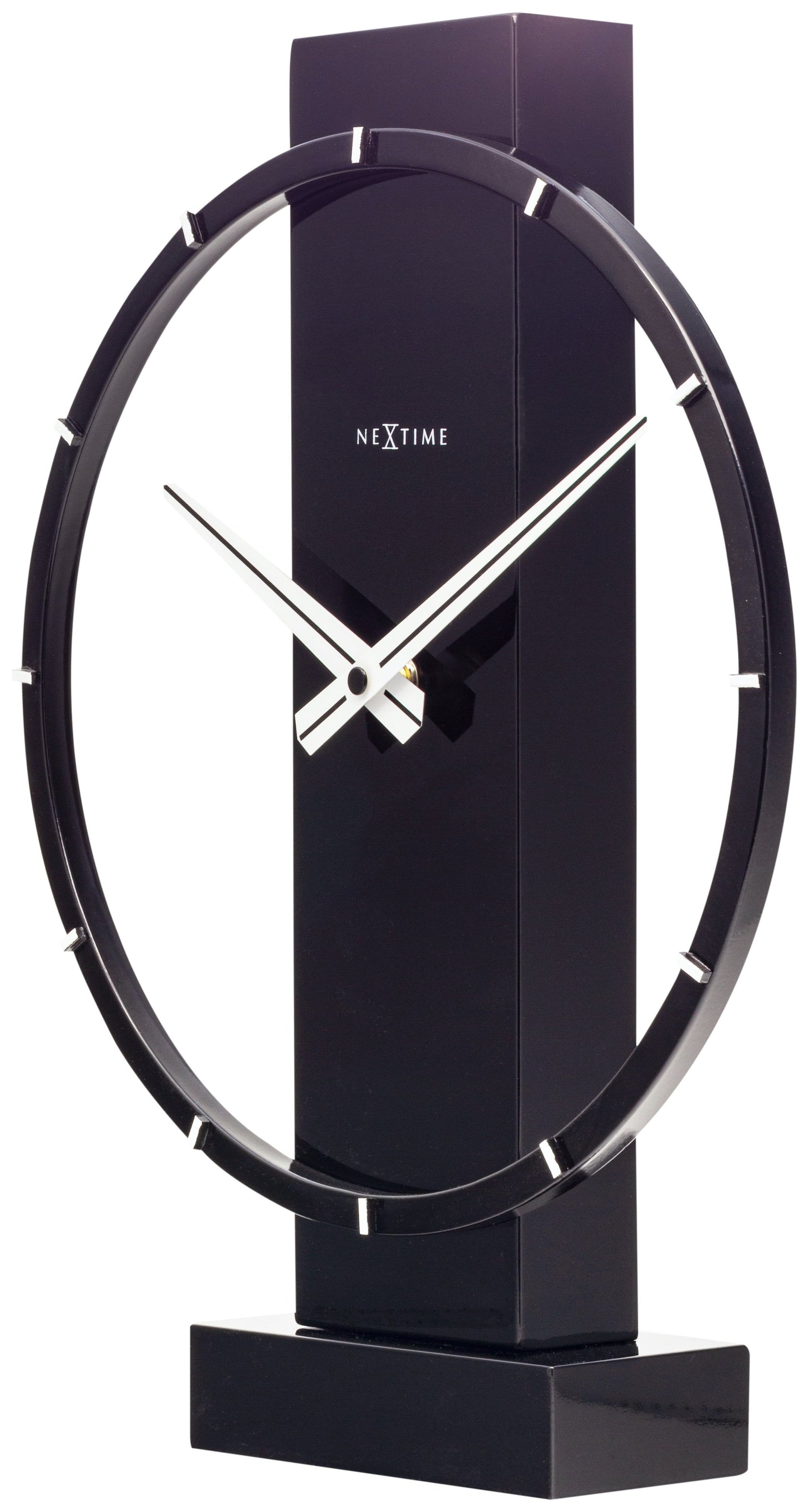 Een moderne, zwarte tafelklok van het merk Nextime met een minimalistisch ontwerp, witte wijzers en een glanzende, cirkelvormige rand. Perfect voor een stijlvolle woonkamer of kantoordecoratie.