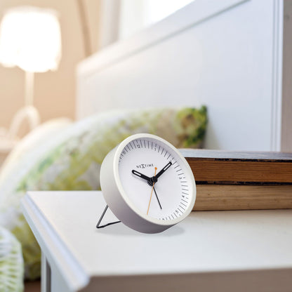 Comnox - Small Table Alarm Clock - Tijdloos Design - Stil en Licht - 9x9x7,5cm - Koperkleurig - Minimalist