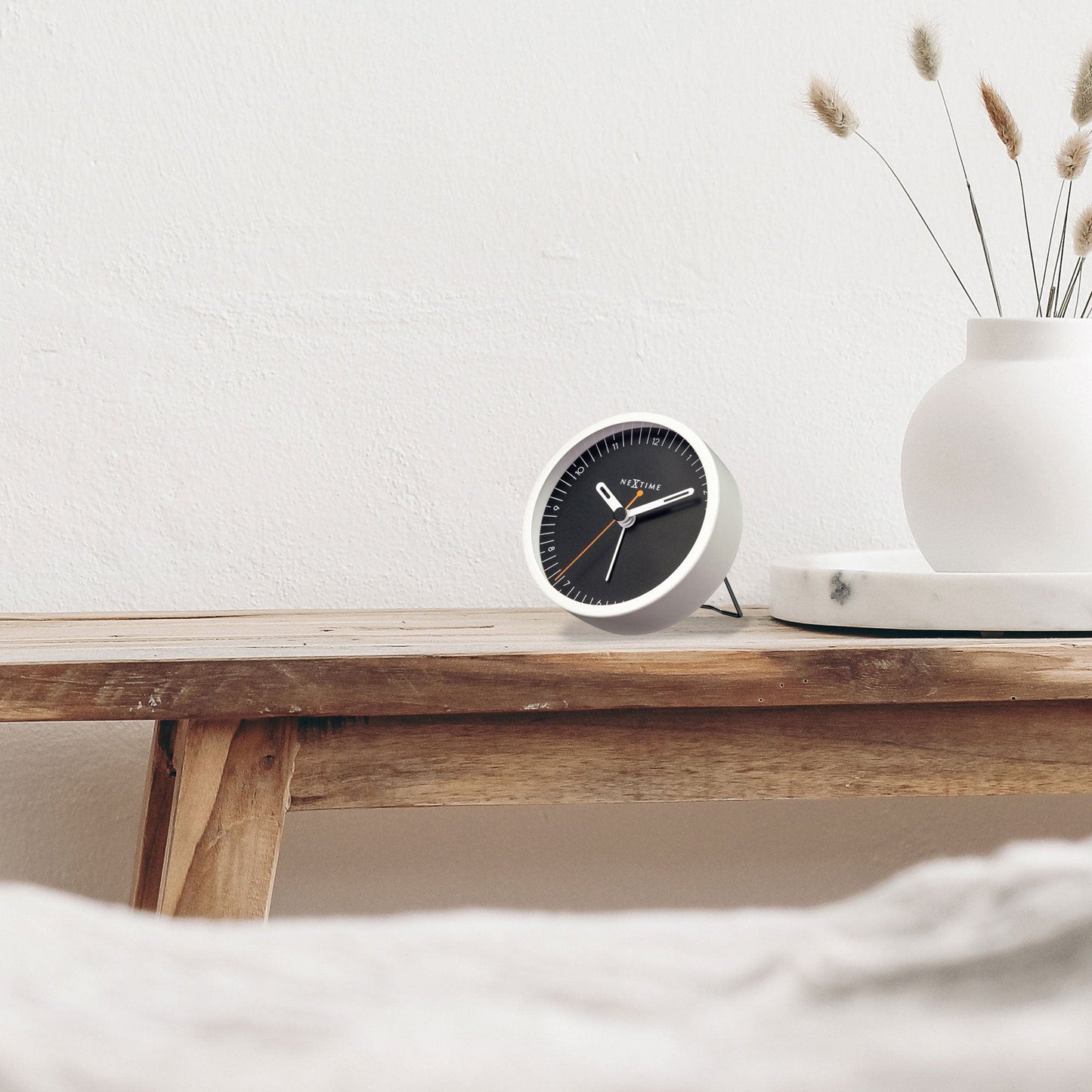 Comnox - Small Table Alarm Clock - Tijdloos Design - Stil en Licht - 9x9x7,5cm - Koperkleurig - Minimalist