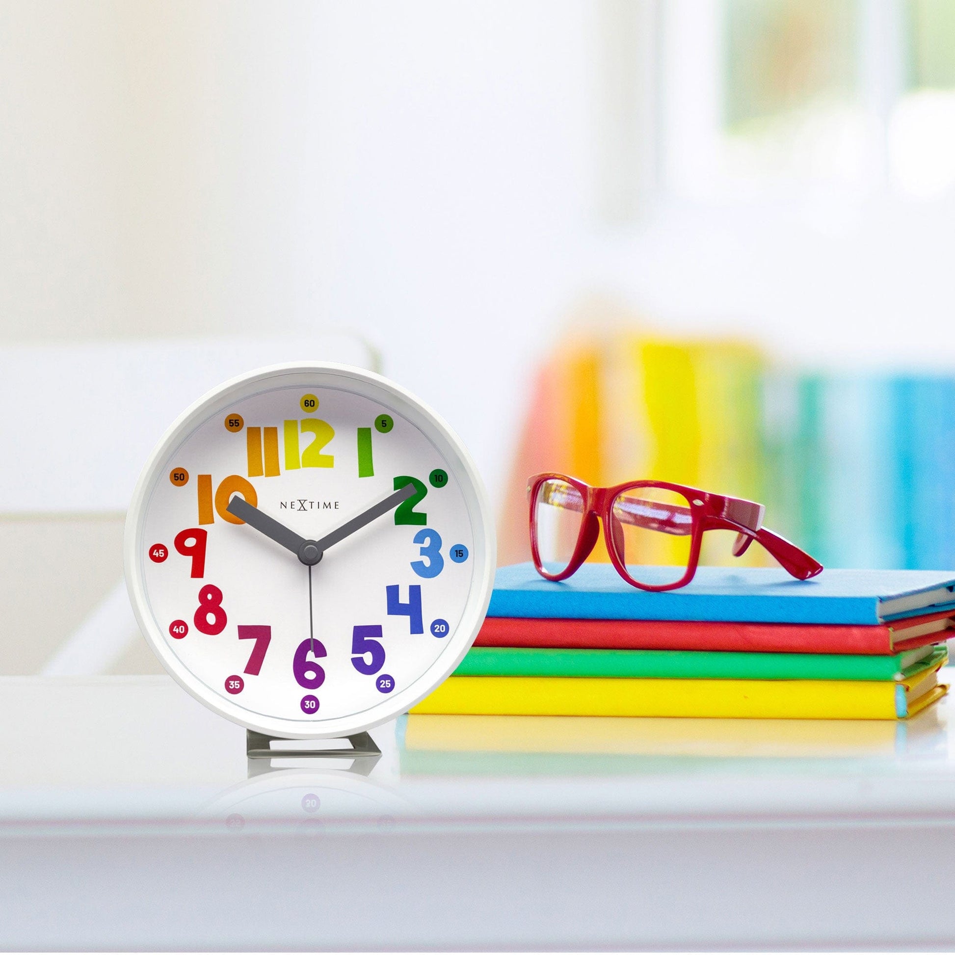 Zwarte ronde elektronische klok met batterijhouder