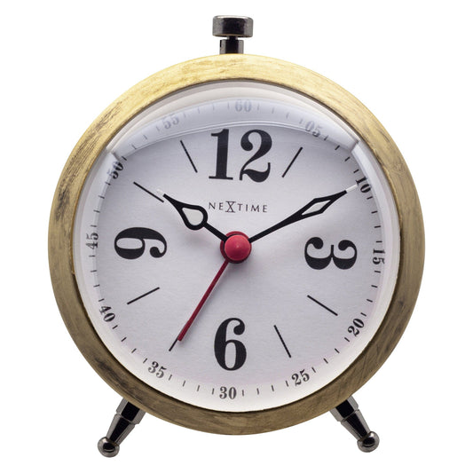 Een klassieke, goudkleurige wekker met witte wijzerplaat en zwarte cijfers, voorzien van een rode secondewijzer en een metalen klopper. Perfect voor een vintage slaapkamer of kantoordecoratie.