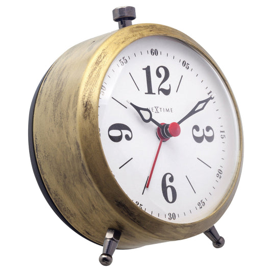 Een klassieke wekker met goudkleurige houten kast en witte wijzerplaat, voorzien van zwarte cijfers en een rode secondewijzer. Perfect voor een vintage slaapkamer of kantoordecoratie.
