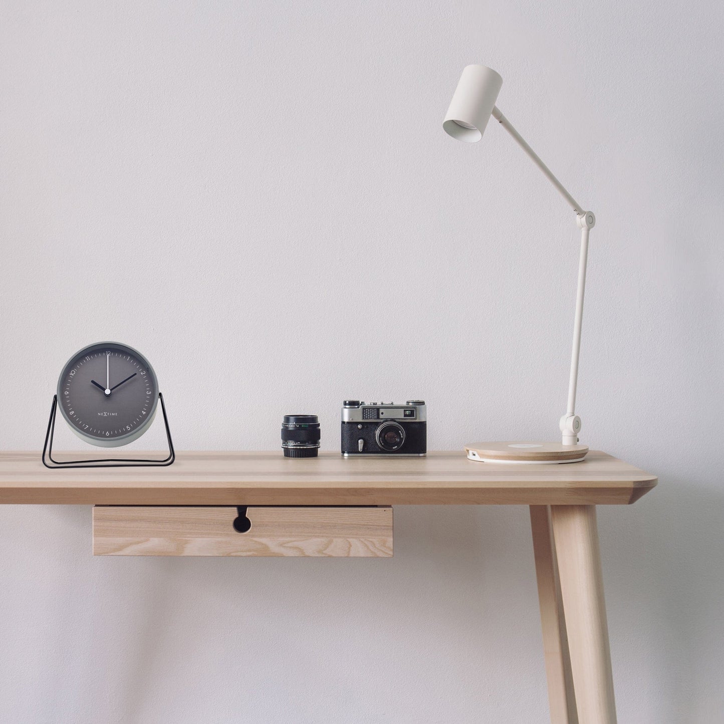 Comnox - Berlin Table Alarm Clock - Rusteloze nachten zonder geluid - Comfortabel en veilig - 14x13x7cm - Staal - AA batterij - Silent alarm