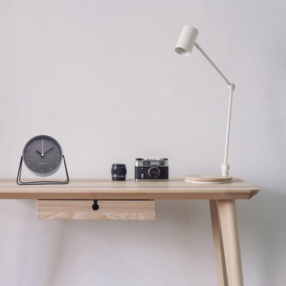 Comnox - Berlin Table Alarm Clock - Rusteloze nachten zonder geluid - Comfortabel en veilig - 14x13x7cm - Staal - AA batterij - Silent alarm