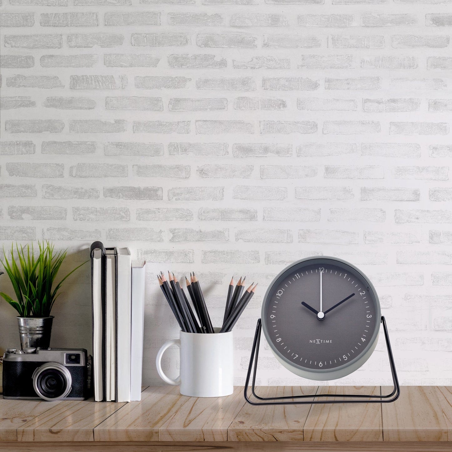 Comnox - Berlin Table Alarm Clock - Rusteloze nachten zonder geluid - Comfortabel en veilig - 14x13x7cm - Staal - AA batterij - Silent alarm