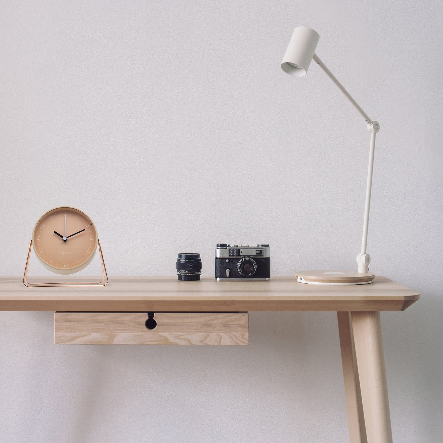 Comnox - Berlin Table Alarm Clock - Rusteloze nachten zonder geluid - Comfortabel en veilig - 14x13x7cm - Staal - AA batterij - Silent alarm