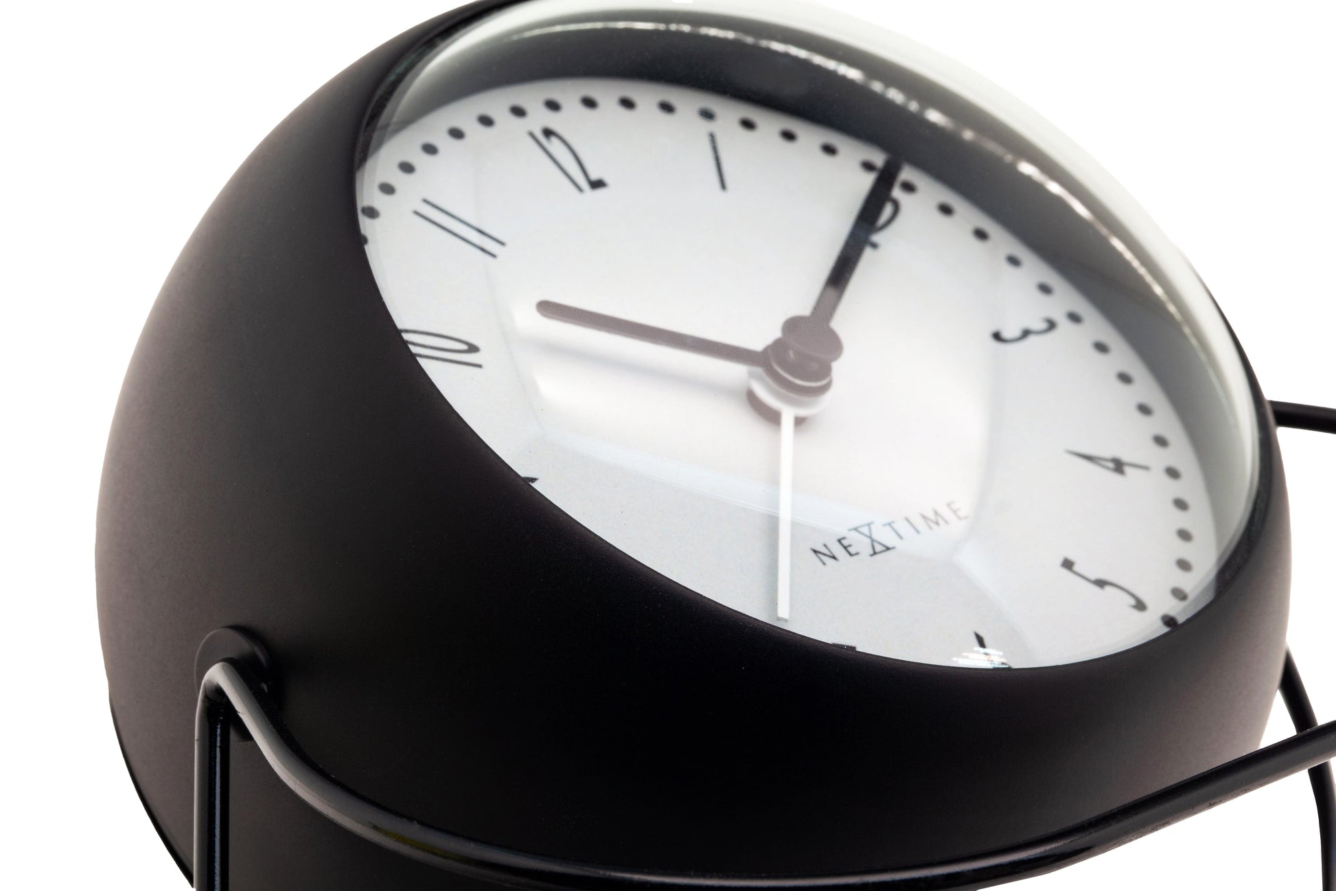 Een zwarte, ronde wekker van het merk Nextime met een zilverkleurig wijzerplaatje en zwart wijzerwerk. Geschikt als bureaulamp of kantooraccessoire voor moderne interieurs.