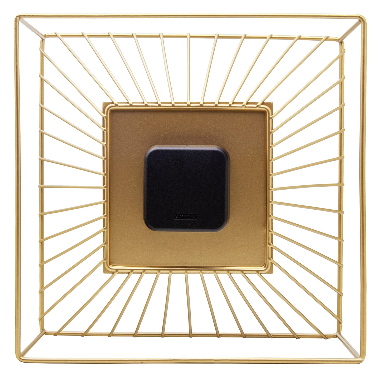 Gouden wandklok met minimalistisch ontwerp en zwarte wijzers, geïntegreerd in een stralend metalen kader. Perfect voor moderne interieurs en als decoratief element in woon- of kantoorruimtes.