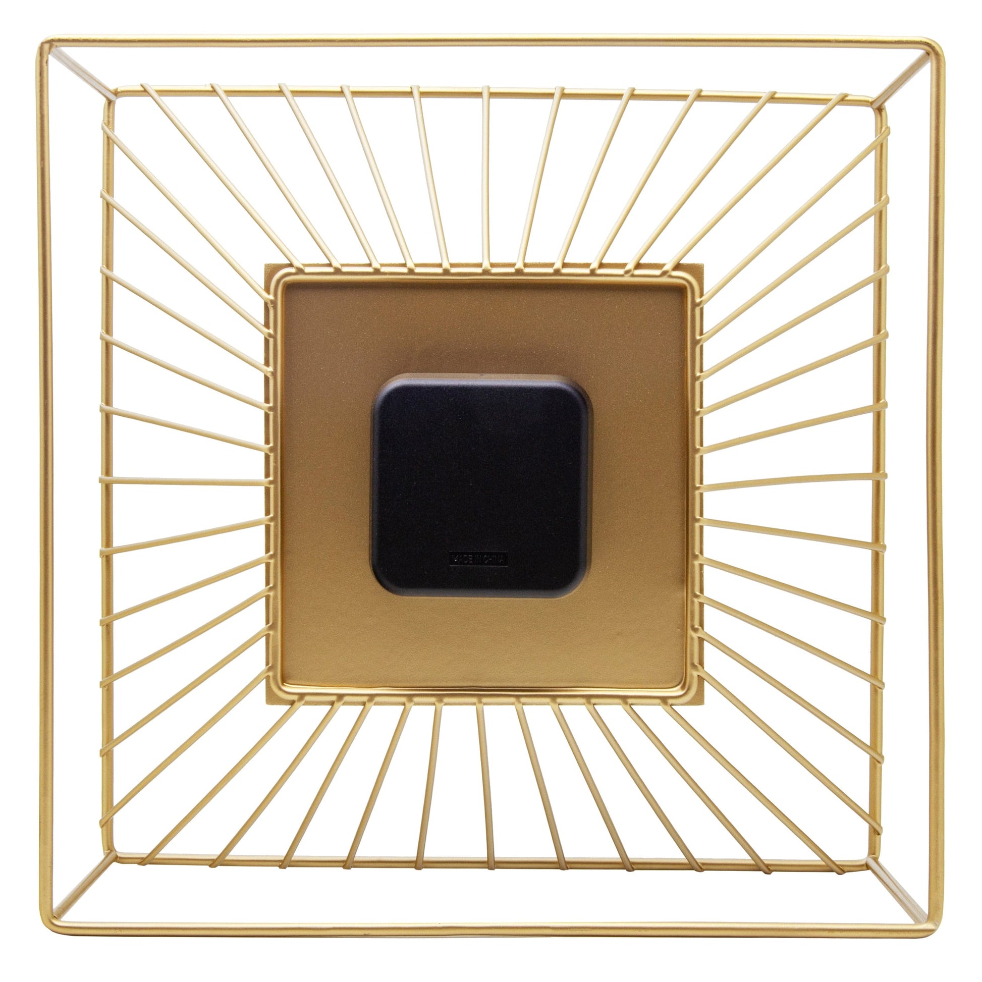 Gouden wandklok met minimalistisch ontwerp en zwarte wijzers, geïntegreerd in een stralend metalen kader. Perfect voor moderne interieurs en als decoratief element in woon- of kantoorruimtes.