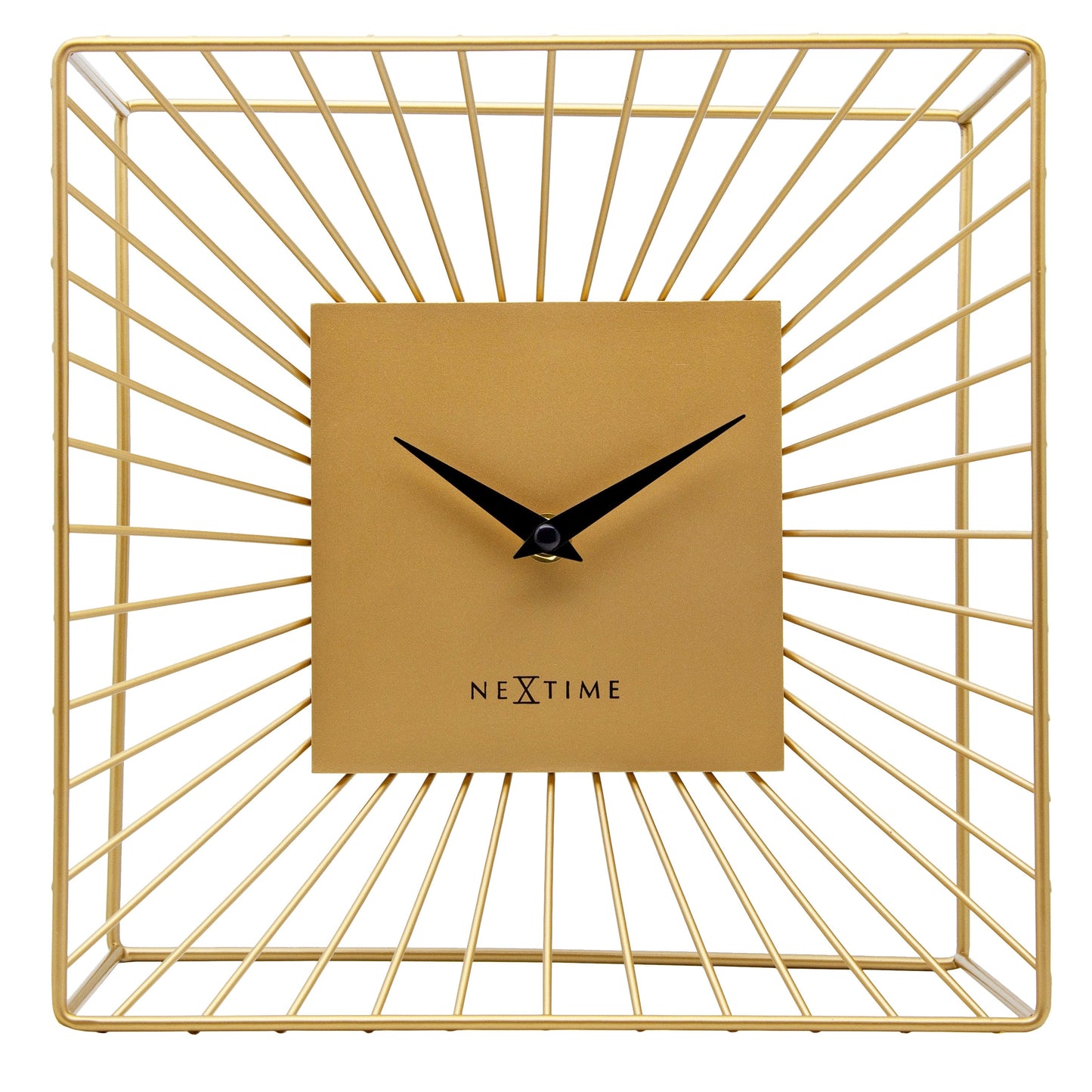 Gouden wandklok met minimalistisch ontwerp en zwarte wijzers, geïntegreerd in een stralend metalen kader. Perfect voor moderne interieurs en als decoratief element in woon- of kantoorruimtes.