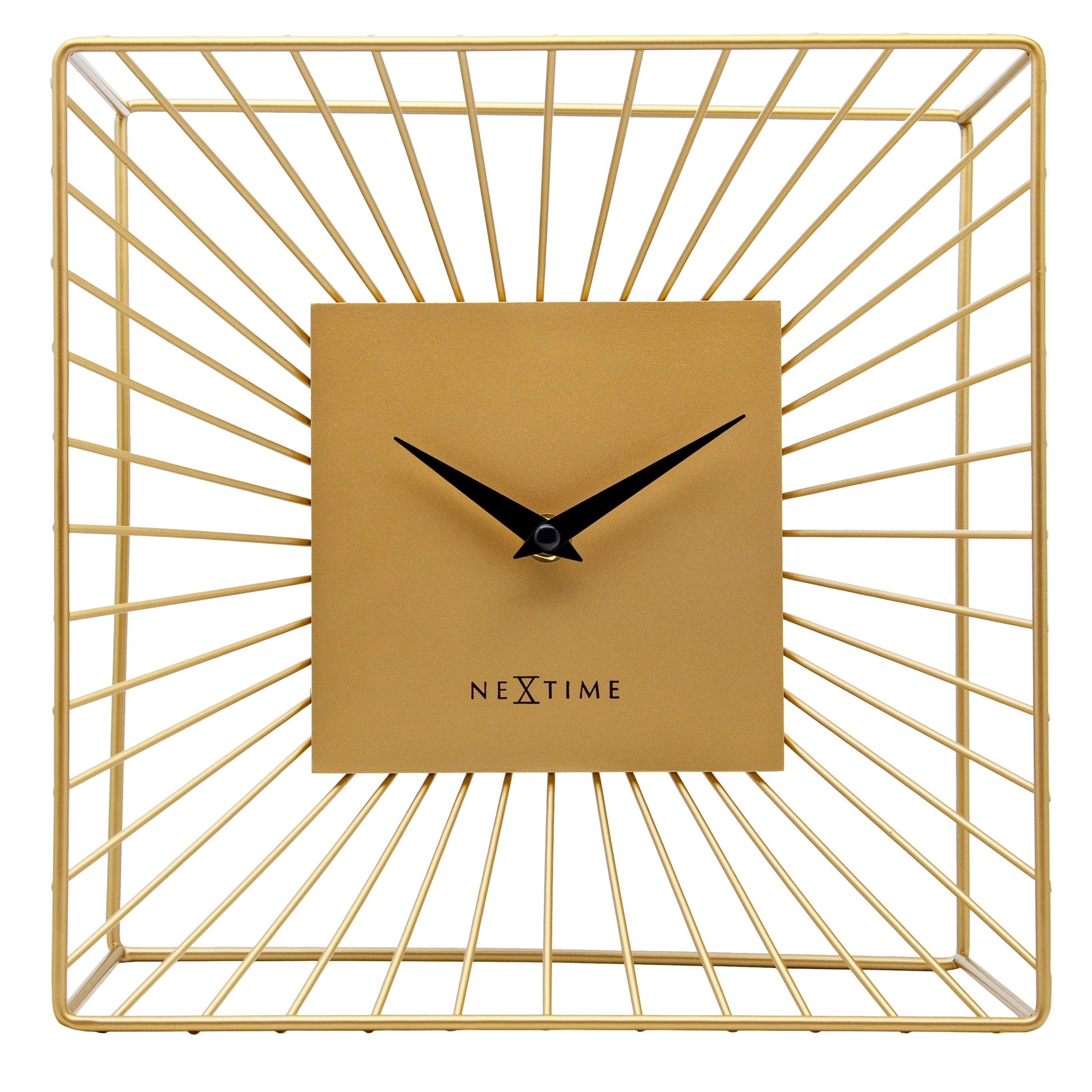 Gouden wandklok met minimalistisch ontwerp en zwarte wijzers, geïntegreerd in een stralend metalen kader. Perfect voor moderne interieurs en als decoratief element in woon- of kantoorruimtes.