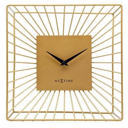 Gouden wandklok met minimalistisch ontwerp en zwarte wijzers, geïntegreerd in een stralend metalen kader. Perfect voor moderne interieurs en als decoratief element in woon- of kantoorruimtes.