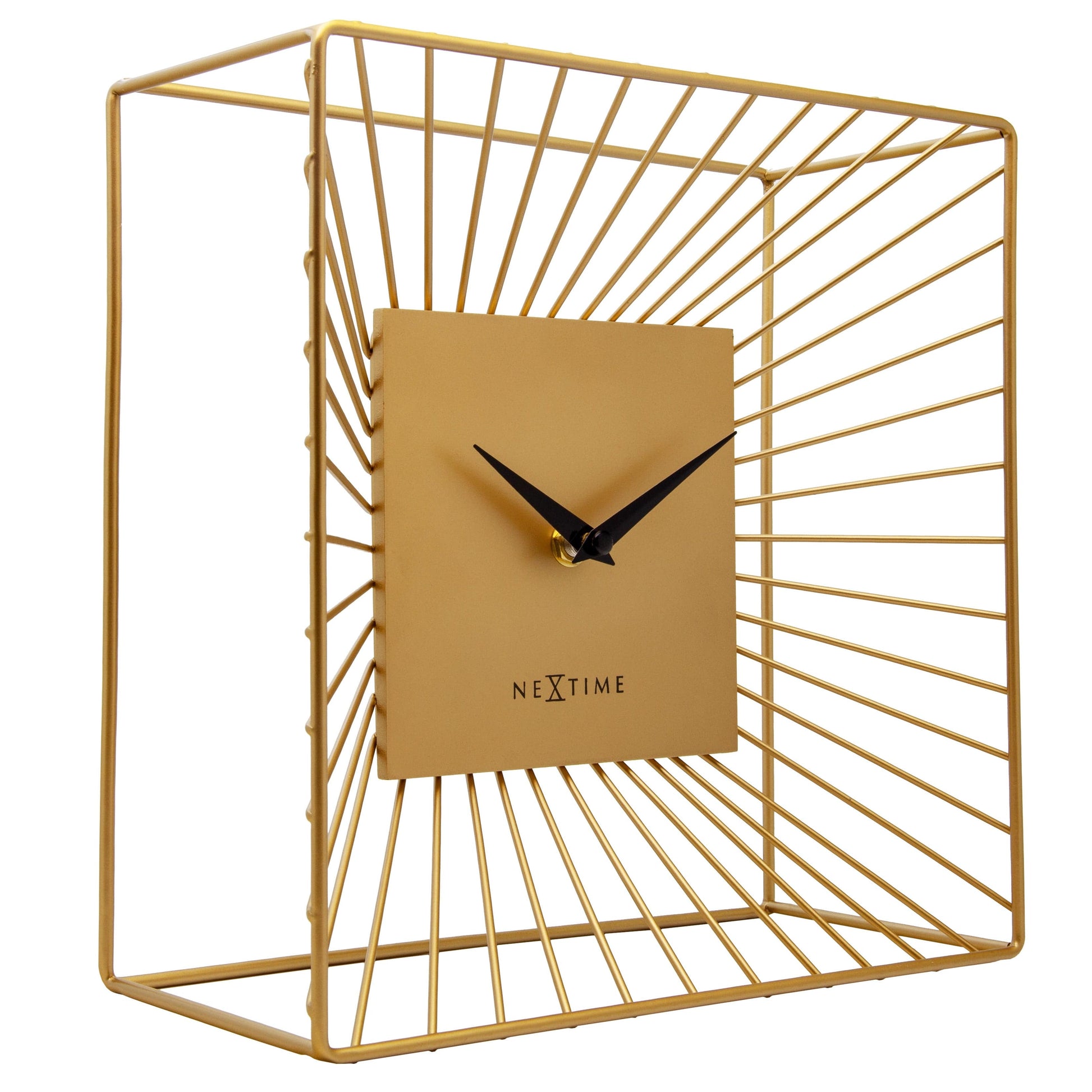 Een goudkleurige wandklok met een minimalistisch ontwerp, een vierkante kast van metaal en zwarte wijzers. Perfect voor moderne interieurs en als decoratief element in woon- of kantoorruimtes.