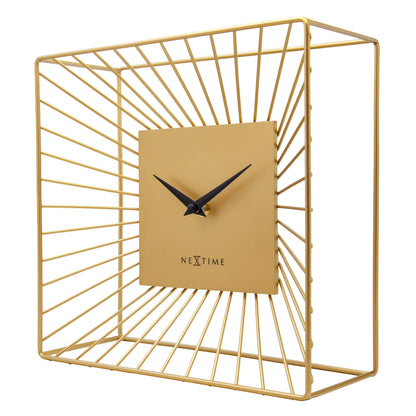 Een goudkleurige wandklok met een minimalistisch ontwerp, een vierkante kast van metaal met zichtbare zonnestralen, en zwarte wijzers. Perfect voor moderne interieurs en als decoratief element in woon- of kantoorruimtes.