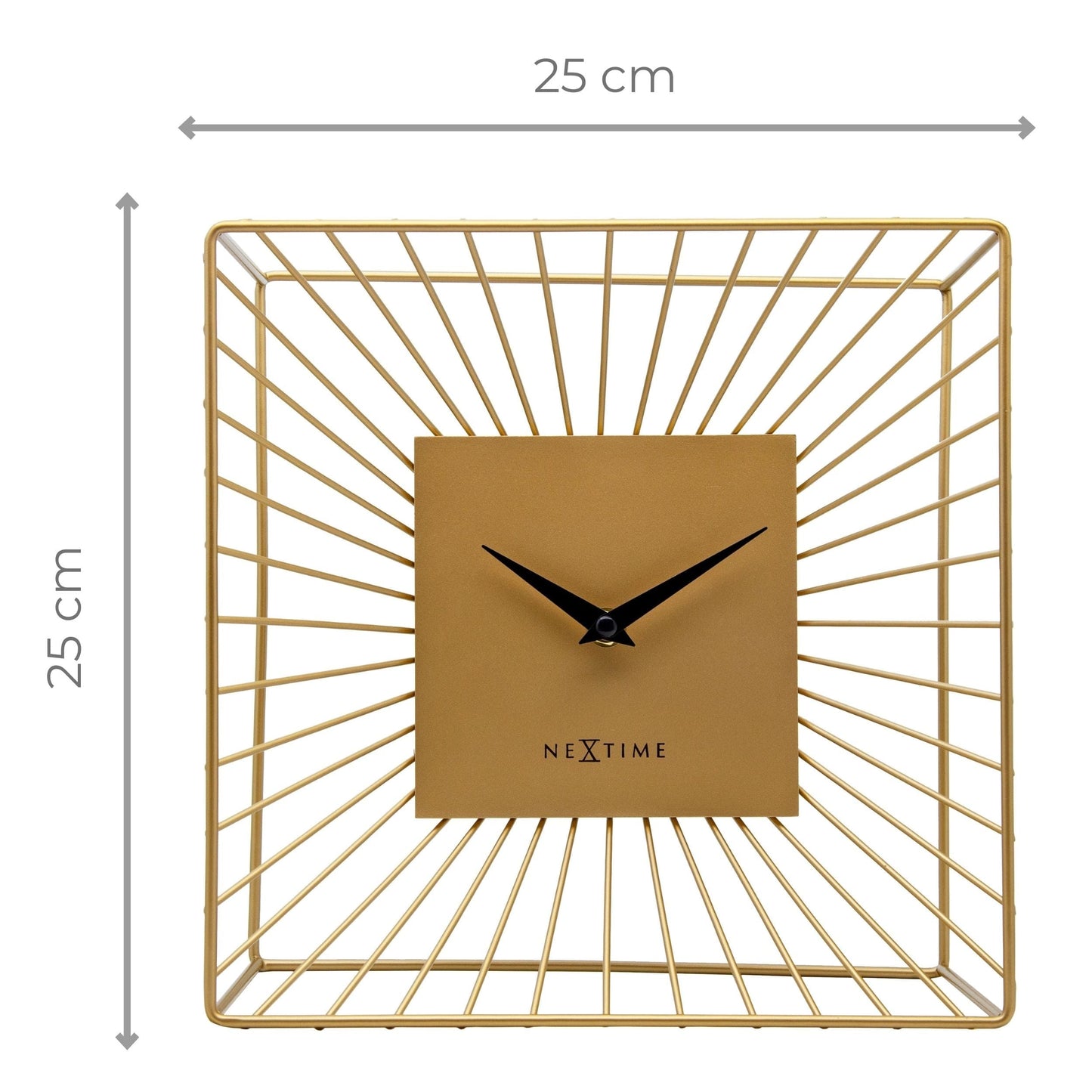Gouden wandklok met minimalistisch ontwerp en zwarte wijzers, geïntegreerd in een stralend metalen kader. Perfect voor moderne interieurs en als decoratief element in woon- of kantoorruimtes.
