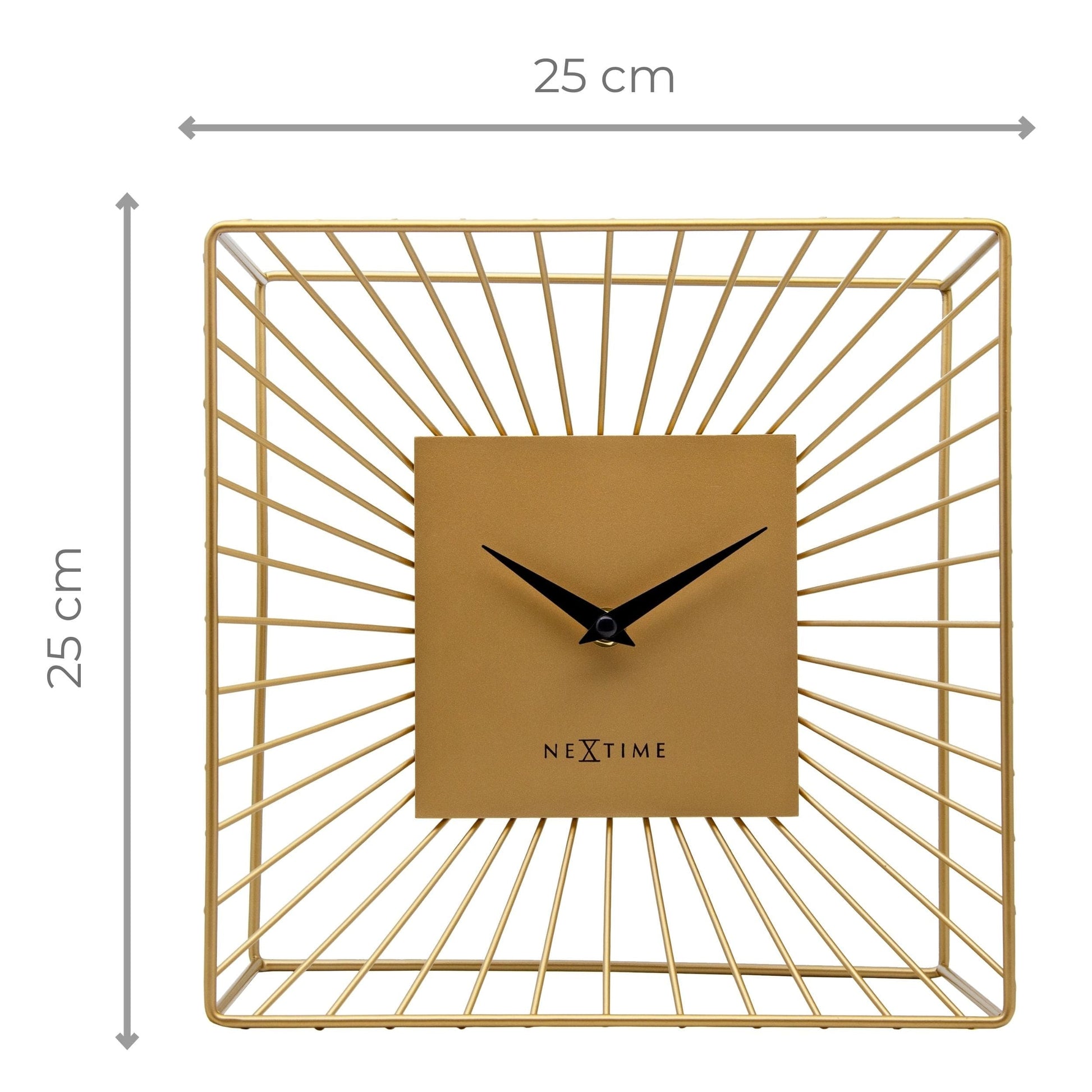 Gouden wandklok met minimalistisch ontwerp en zwarte wijzers, geïntegreerd in een stralend metalen kader. Perfect voor moderne interieurs en als decoratief element in woon- of kantoorruimtes.