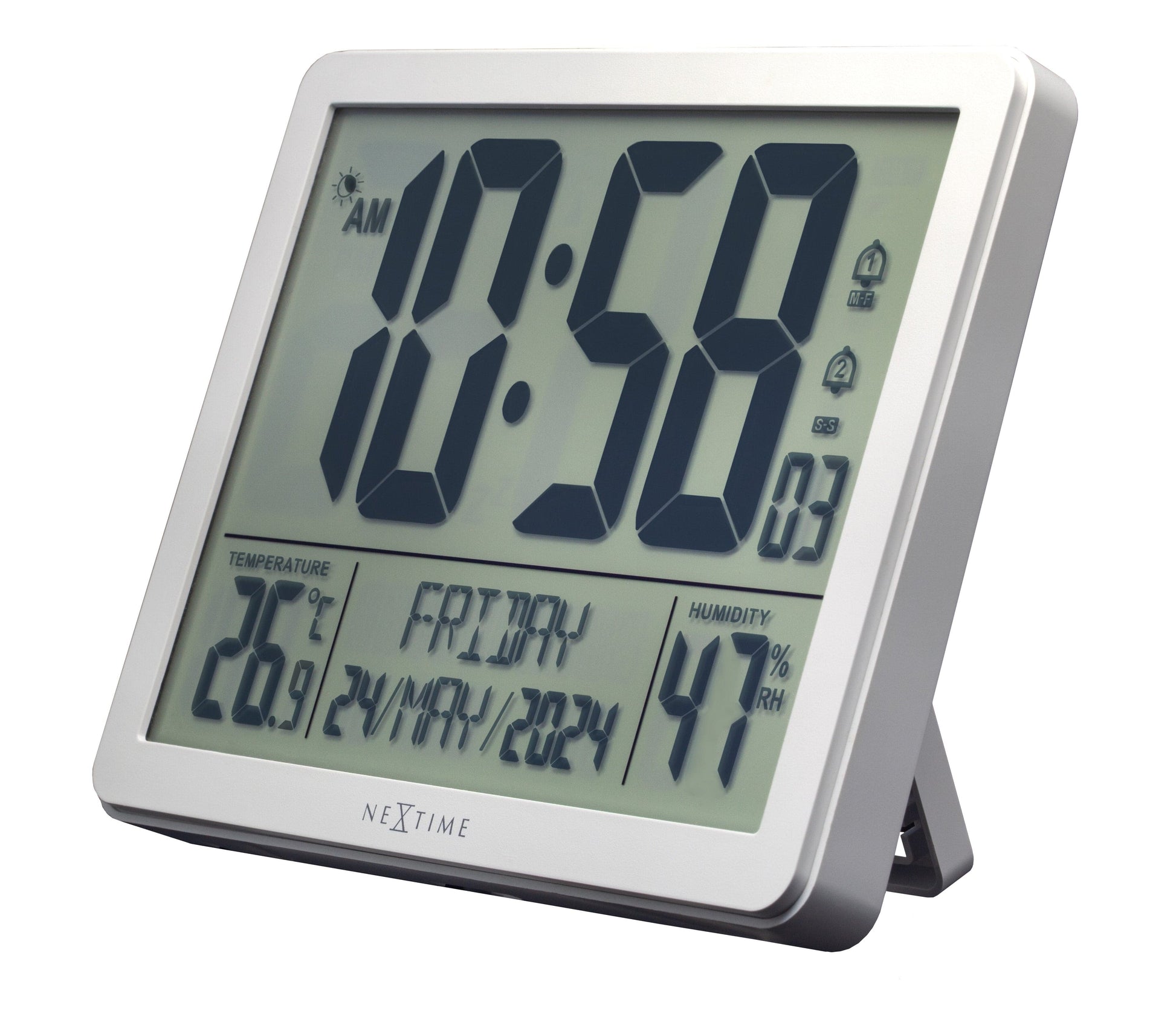 Een witte digitale wekker met grote zwarte cijfers toont 10:58 AM, temperatuur 26,3°C en vochtigheid 48%. Het apparaat, merk Nextime, geeft ook datum en weersomstandigheden weer voor thuisgebruik.