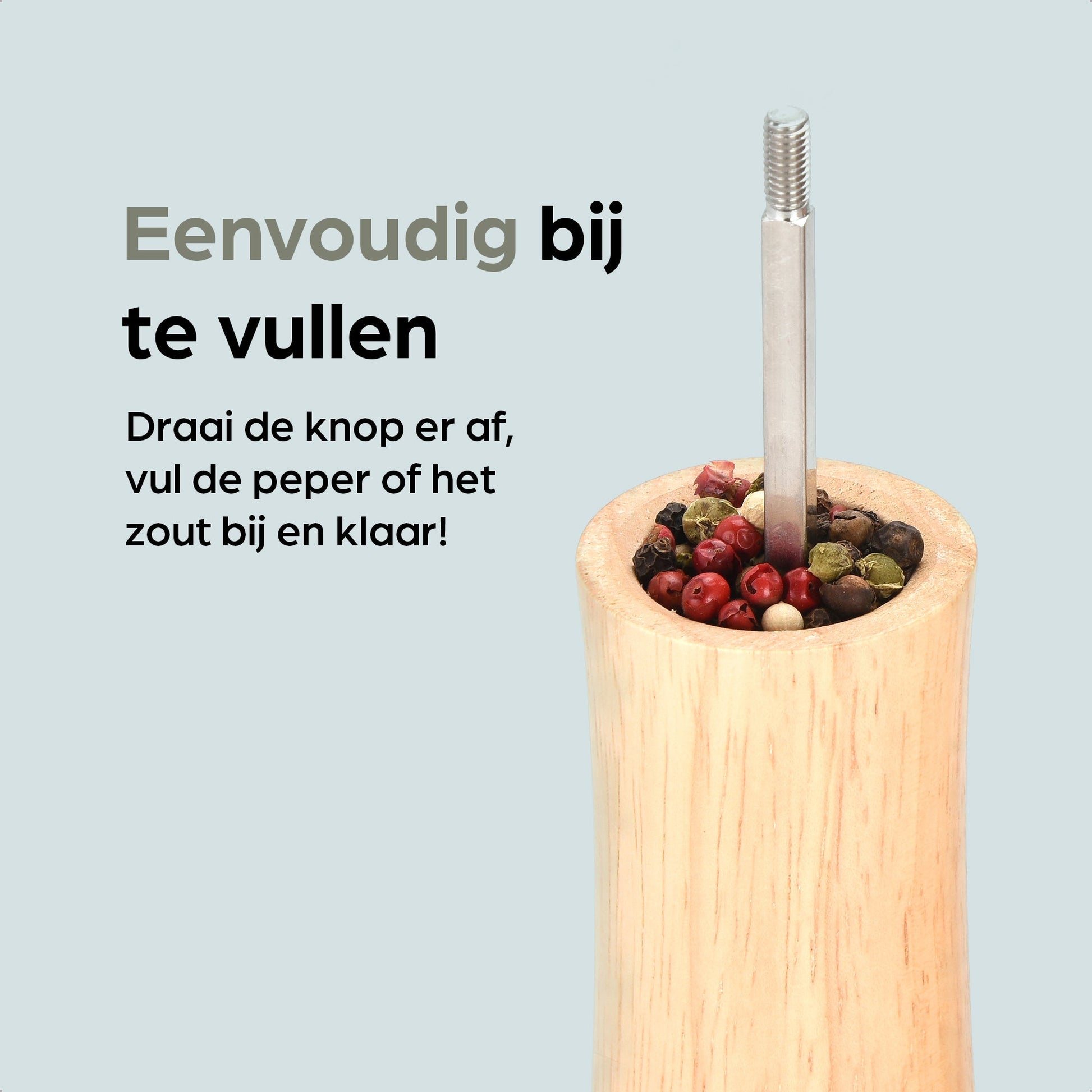 Houten pepermolen en zoutmolen van Hermanos, met goudkleurige doppen en FSC-certificering, geplaatst op een houten standaard met vervangbare doppen voor keukengebruik.
