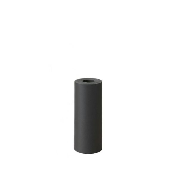 Zwart, cilindrisch vaasje van mat glas met een gladde, minimalistische vorm, geschikt voor moderne interieurs. Ideaal als decoratief element voor woonkamer of kantoor.