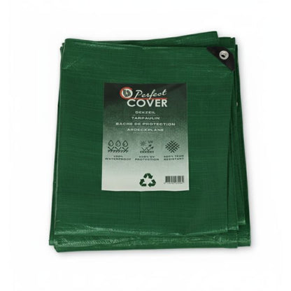 Groen tarpaulin dekzeil van Perfect Cover, opgevouwen met zichtbare waterdichte en UV-bestendige eigenschappen, geschikt voor outdoor bescherming van tuin- en bouwprojecten.