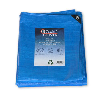 Blauw tarpaulin dekzeil van Perfect Cover, waterdicht en UV-bestendig, met zichtbare metalen oogjes en productlabel. Geschikt voor buitenopslag en bescherming van goederen tegen weersinvloeden.