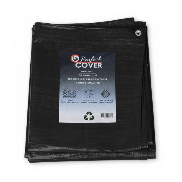 Zwart, waterdicht dekzeil van Perfect Cover, gefold met zichtbare metalen oogjes en een label met UV- en weerbestendigheidskenmerken, geschikt voor buitenopslag en tuinbescherming.