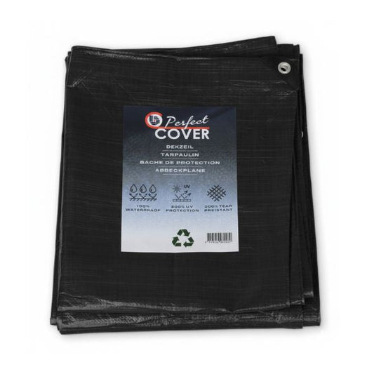 Zwart, waterdicht dekzeil van Perfect Cover, gefold met zichtbare metalen oogjes en een label met UV- en weerbestendigheidskenmerken, geschikt voor buitenopslag en tuinbescherming.