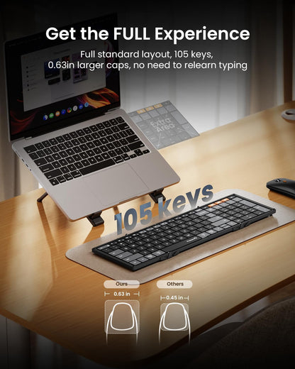 Zwart, vouwbare draadloze toetsenbord met oranje functietoetsen, geïntegreerd met een laptop en muis. Perfect voor mobiele werking en reizen, inclusief beschermende koffer.