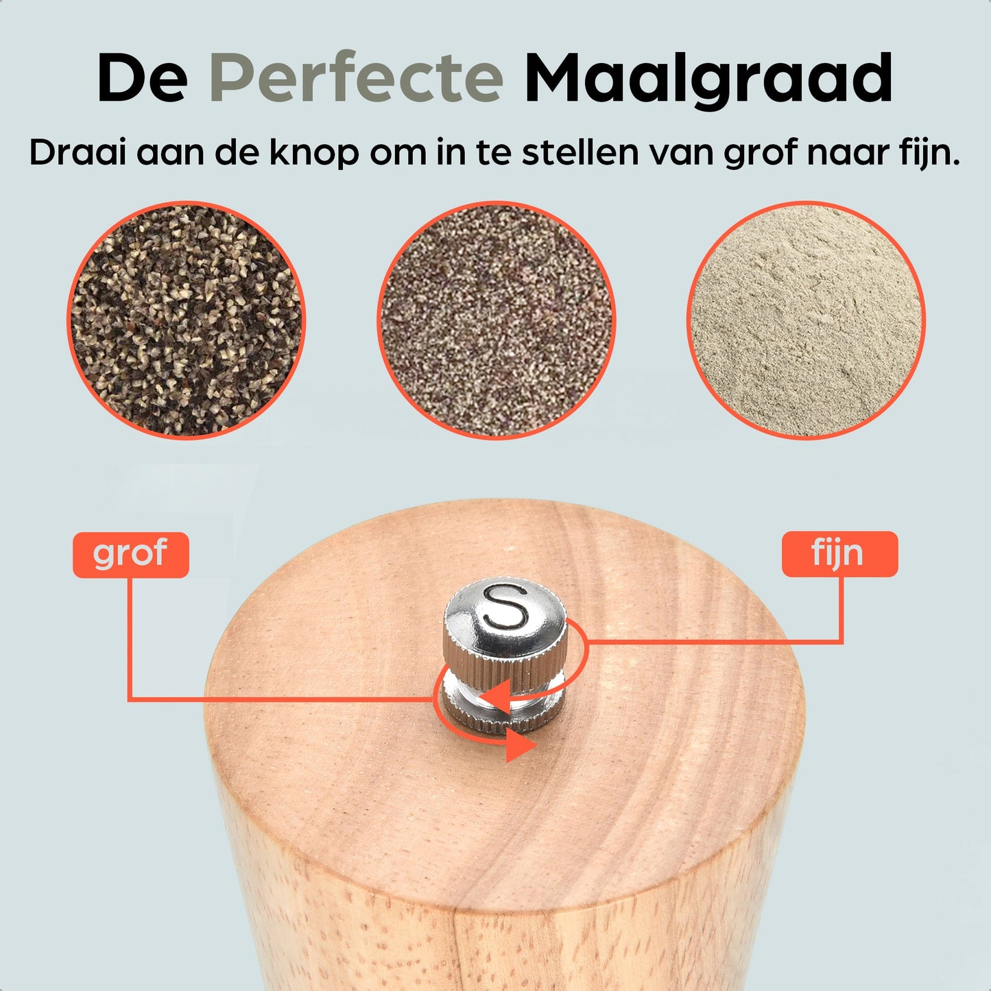 Hermanos houten pepermolen en zoutmolen met goudkleurige doppen, geplaatst op een houten standaard. Natuurlijk hout met zichtbare grain en FSC-certificering, ideaal voor keukengereedschap en kookkunst.
