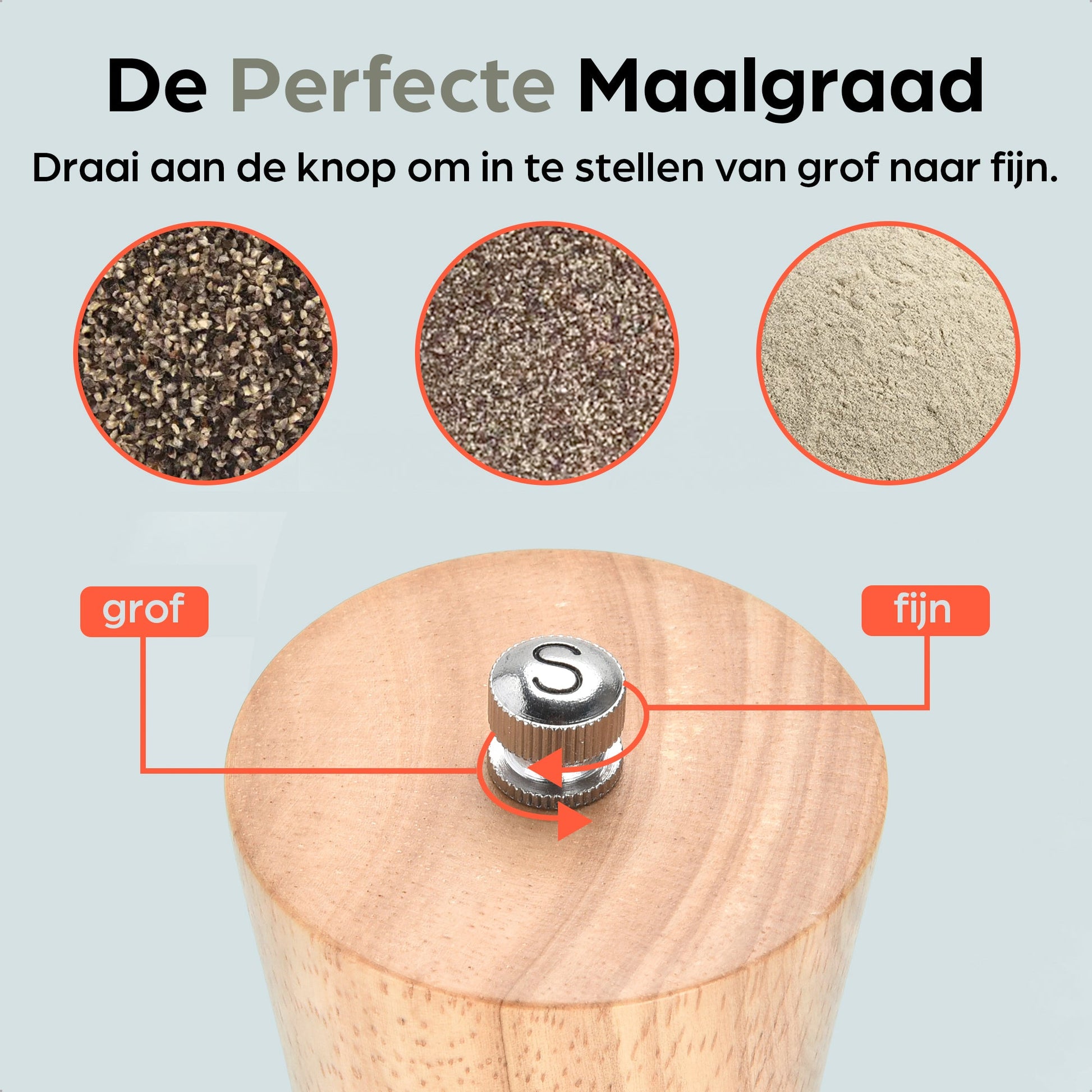 Hermanos houten pepermolen en zoutmolen met goudkleurige doppen, geplaatst op een houten standaard. Natuurlijk hout met zichtbare grain en FSC-certificering, ideaal voor keukengereedschap en kookkunst.