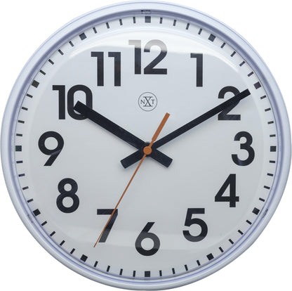 Een witte wandklok met zwarte cijfers en wijzers, een zilverkleurige rand en een oranje secondewijzer. Geschikt voor kantoor of woonkamer als tijdindicatie.