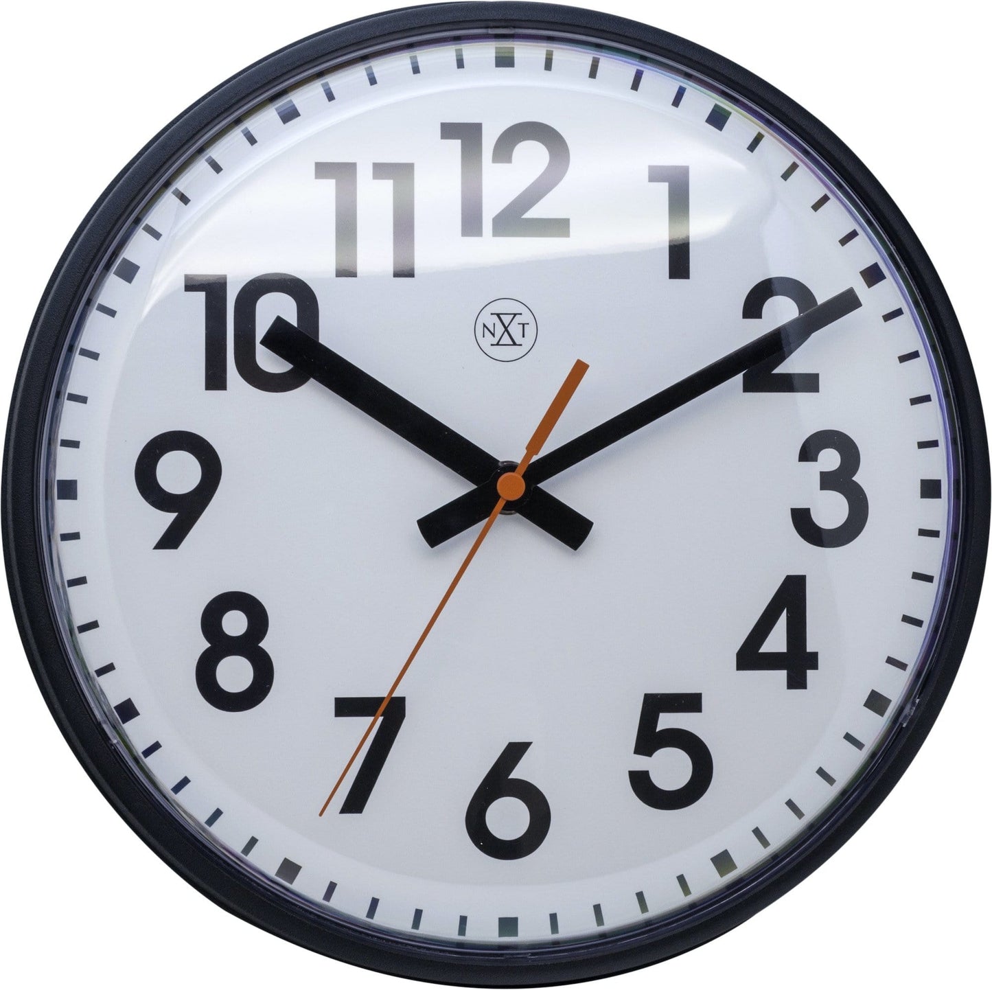 Een witte wandklok met zwarte cijfers en wijzers, een zilverkleurige rand en een oranje secondewijzer. Geschikt voor kantoor of woonkamer, met duidelijke leesbaarheid voor dagelijkse tijdindicatie.