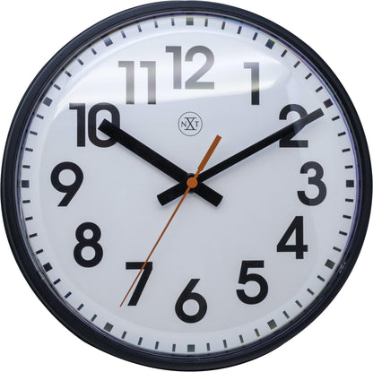 Een witte wandklok met zwarte cijfers en wijzers, een zilverkleurige rand en een oranje secondewijzer. Geschikt voor kantoor of woonkamer, met duidelijke leesbaarheid voor dagelijkse tijdindicatie.