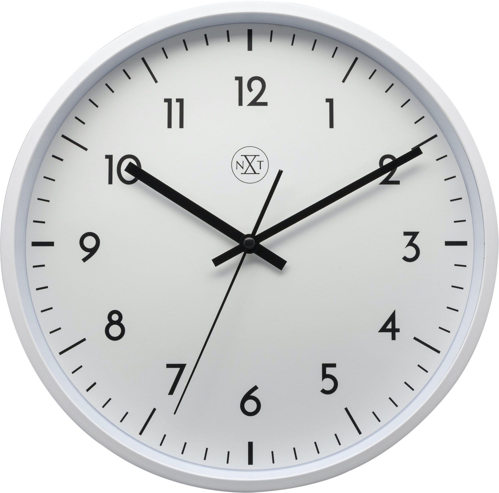 Een minimalistische witte wandklok met zwarte cijfers en wijzers, voorzien van een zichtbaar NXT-logo. Geschikt voor moderne interieurs en kantoorruimtes waar duidelijke tijdindicatie belangrijk is.
