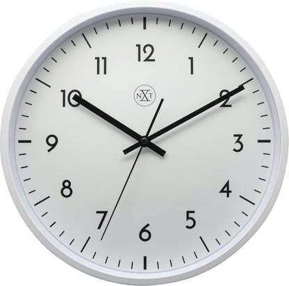 Een minimalistische witte wandklok met zwarte cijfers en wijzers, voorzien van een zichtbaar NXT-logo. Geschikt voor moderne interieurs en kantoorruimtes waar duidelijke tijdindicatie belangrijk is.