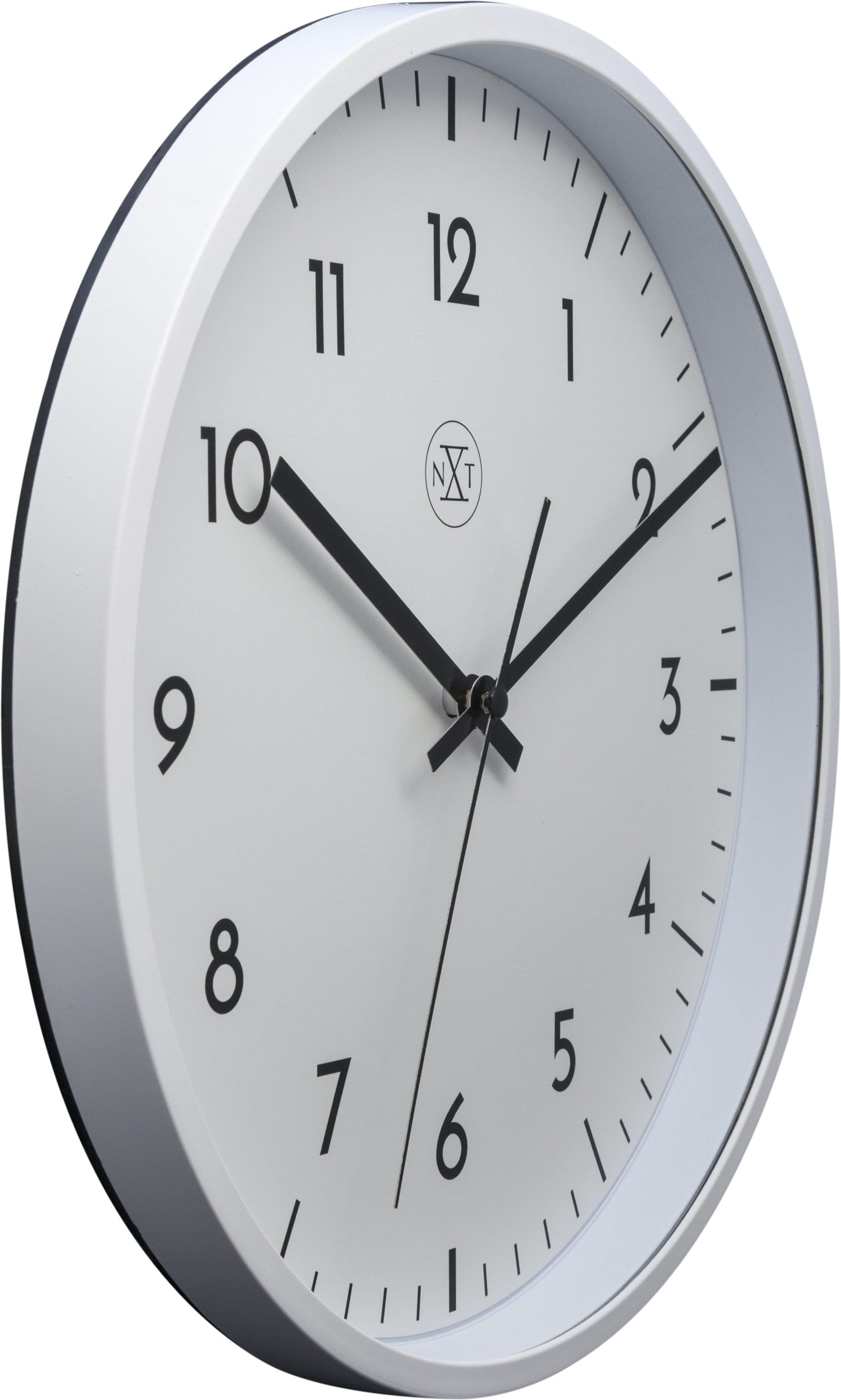 Een minimalistische witte wandklok met zwarte cijfers en wijzers, voorzien van een zichtbaar NXT-logo. Geschikt voor moderne interieurs en als decoratief element in woon- of kantoorruimtes.