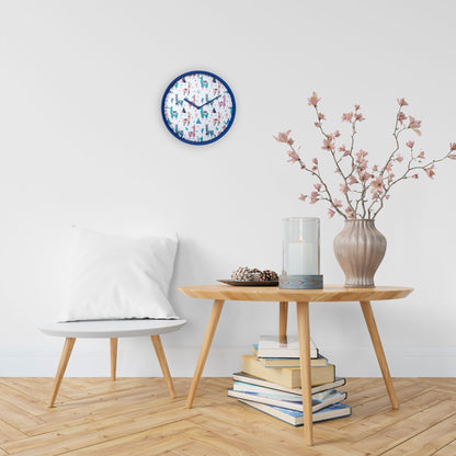 Een ronde wandklok met blauwe rand en kleurrijke alpaca-illustraties op witte achtergrond, perfect voor kinderkamer of speelruimte. Decoratieve klok met thema Andes en cactus, ideaal voor kinderen.