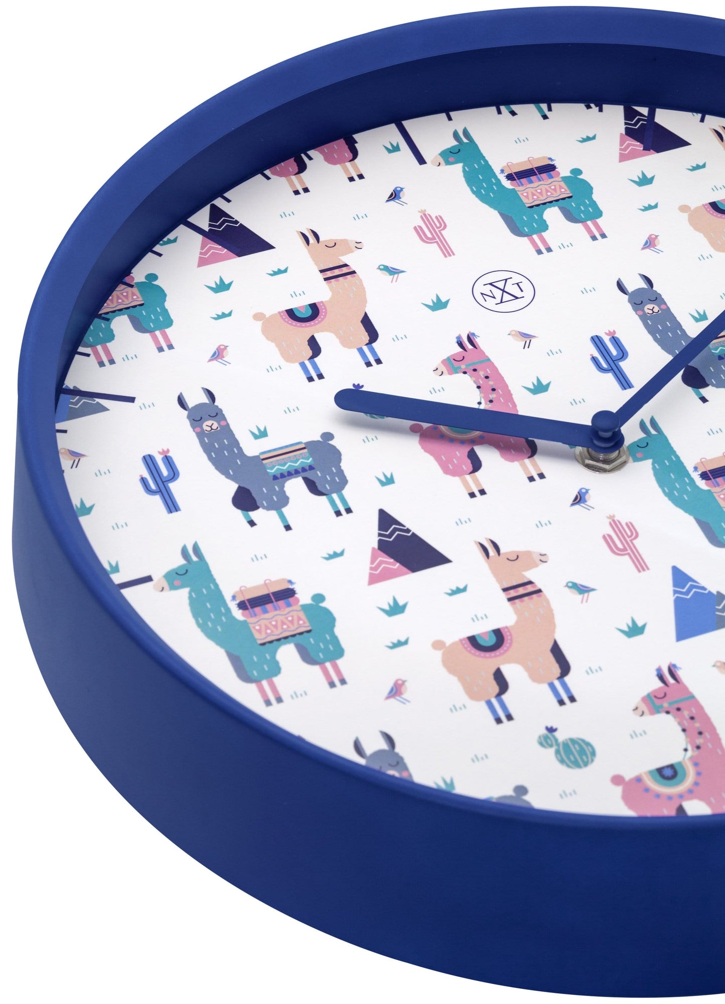 Een ronde wandklok met blauwe rand en kleurrijke alpaca-illustraties op witte achtergrond, perfect voor kinderkamer of speelruimte. Decoratieve klok met thema Andes en cactus, ideaal voor kinderinterieur.