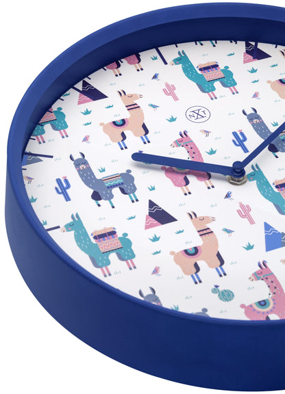 Een ronde wandklok met blauwe rand en kleurrijke alpaca-illustraties op witte achtergrond, perfect voor kinderkamer of speelruimte. Decoratieve klok met thema Andes en cactus, ideaal voor kinderinterieur.