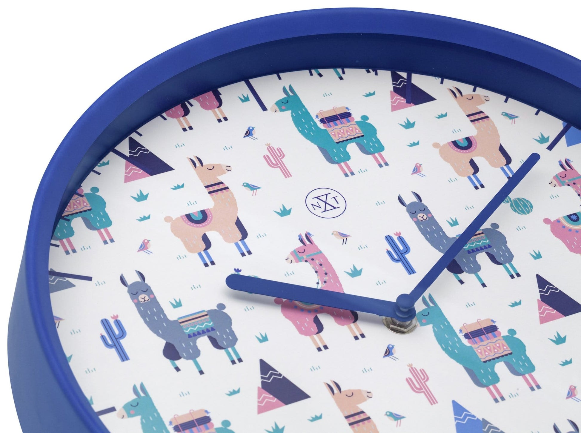 Een ronde wandklok met blauwe rand en kleurrijke alpaca-illustraties op witte achtergrond, ideaal voor kinderkamer of speelruimte. Decoratieve klok met tropisch thema en duidelijke wijzers.