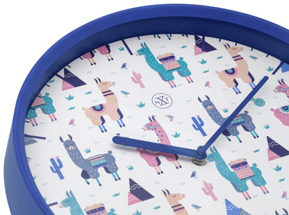 Een ronde wandklok met blauwe rand en kleurrijke alpaca-illustraties op witte achtergrond, ideaal voor kinderkamer of speelruimte. Decoratieve klok met tropisch thema en duidelijke wijzers.