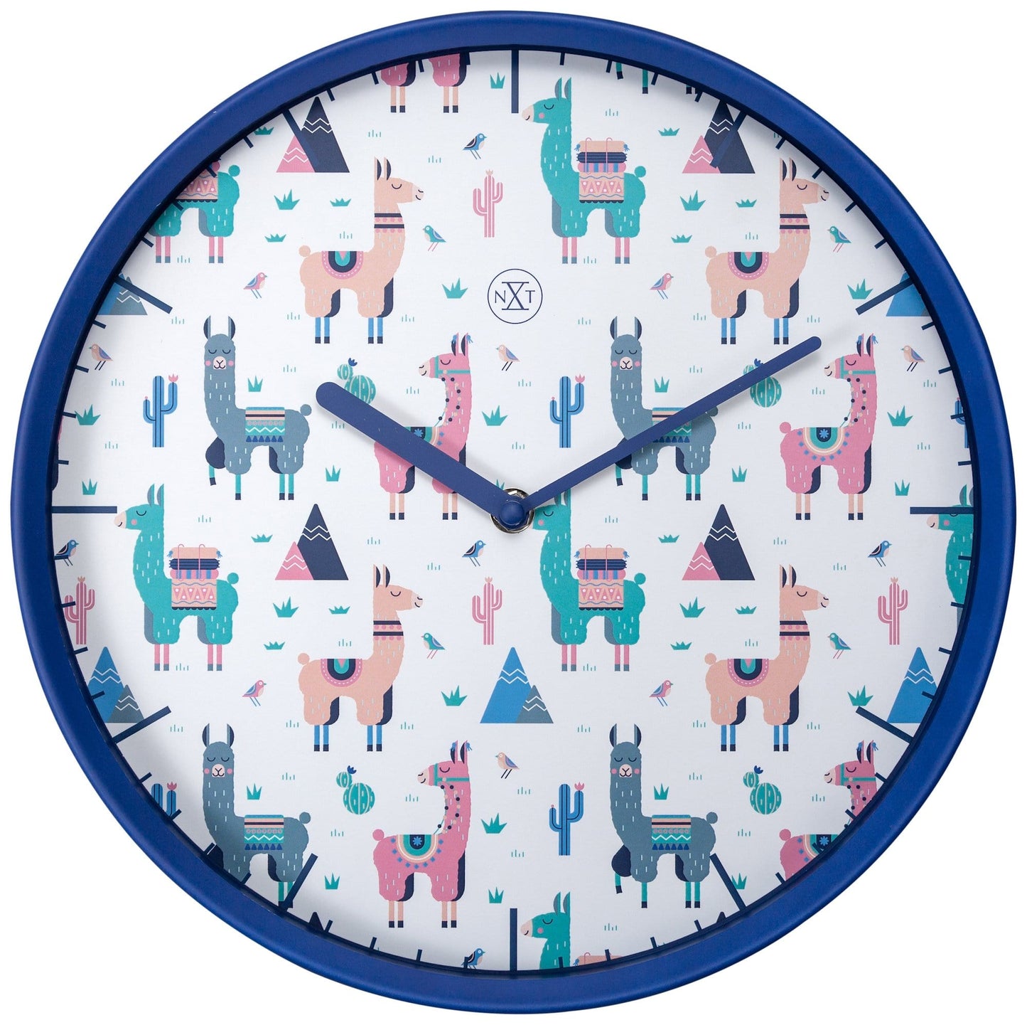 Een ronde wandklok met blauwe rand en kleurrijke alpaca-illustraties op witte achtergrond, geschikt voor kinderkamer of speelruimte. Decoratieve cactus en bergen versterken het speelse, tropische thema.